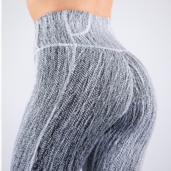 Buffbunny white and black highwaisted leggings - Picture 2 of 8